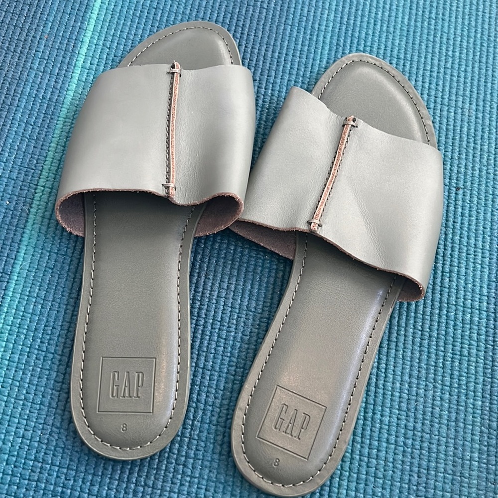 Like new! Sage Green Leather Gap Slide Sandals - Women’s 8